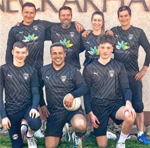 Das MTV-Team verpasste die Krönung seiner starken Hallensaison denkbar knapp: vorne von links: Maxi Ortmeier, Abdilaziz Lamharraf, Benjamin Bittl; hinten von links: Steve Schmutzler, Günter Ortmeier, Franziska Weiß, Christian Weiß.Foto  MTV