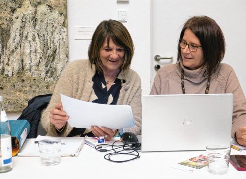 Das „Organisations-Duo“ des Bruckmühler Seniorentags Martina Neuhausen (rechts) und Anneliese Weißbrich.Foto  Baumann