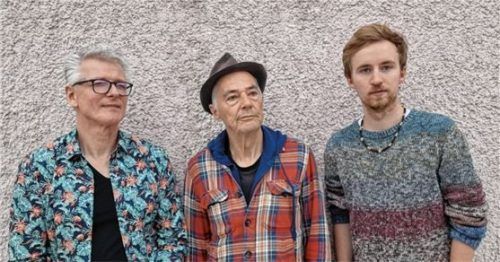 Den musikalischen Part gestalten (von lins) Georg Karger (Kontrabass), Peter Wiegand (Gesang, Gitarre) und Marinus Weidinger (Akkordeon).Foto re