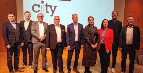 Der alte und neue Vorstand des City-Managements: (von links) Jens Köhler, Christian Kolb, Stefan Grandauer, Rainer Pastätter, Thomas Treibenreif, Kathrin Schrubar, Judith Gebhart, Stefan Glocker und Jens Steinbrecher. Foto Auer
