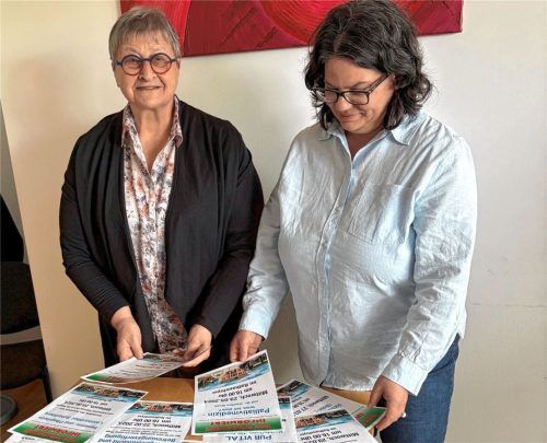 Der „Beratungsmittwoch“ der Gemeinde hat sich mittlerweile zu einer Institution in Stephanskirchen entwickelt. Die „Erfinderinnen“ – Renate Hanzekovic (links) und Ursula Dreischl – stehen hier vor einer Auswahl der Ankündigungsplakate für die Veranstaltungen seit 2022. Foto Thomae