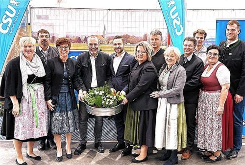 Der CSU-Ortsverband bedankt sich beim EVP-Fraktionsvorsitzenden Manfred Weber für seine Rede: (von links) Stadträtin Alexandra Linordner, Zweiter Ortsvorsitzender Thomas Fischbacher, Ortsvorsitzende Ulrike Plankl, Manfred Weber, Landtagsabgeordneter Daniel Artmann, Geschäftsführerin der CSU-Kreisgeschäftsstelle, Mihaela Hammer, Beisitzer Martin Grießer, Beisitzerin Antonia Storch, Schatzmeister Peter Dinzenhofer, Digitalbeauftragter Thomas Zwickl, Beisitzerin Rosi Kuchler und Beisitzer Stefan Wanek. Foto Knarr