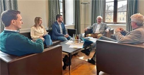 Der gewählte stellvertretende Landrat Josef Konhäuser (Zweiter von rechts) beim Jour fixe im Landratsamt mit Geschäftsleiter Lothar Wagner (rechts) sowie (von links) Pressesprecher Michael Reithmeier, Katharina Maier aus dem Landratsbüro und Büroleiter und Referent Mathias Heinrichs.Foto Landratsamt Traunstein