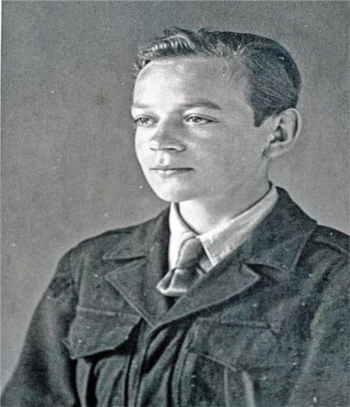 Der Jubilar in jungen Jahren – ein Bild aus dem Fotoalbum in Schwarz-Weiß.