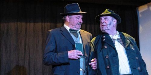 Der königlich bayerische Landtagsabgeordnete Josef Filser (Toni Wufka, rechts) hat eine unangenehme Nacht hinter und noch mehr Probleme vor sich. Gut, dass er da auf den Rechtsanwalt Dr. Ludwig Thoma trifft (Georg Dick, links).