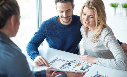 Der Makler sollte stets im Interesse beider Parteien, also im Sinne von Käufer und Verkäufer handeln. Foto adobestock/gpointstudio