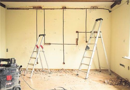 Der nächste Schritt zur elektrischen Zukunft: Der Einbau von Steckdosen wird jetzt vorbereitet. Foto dpa/Christin Klose