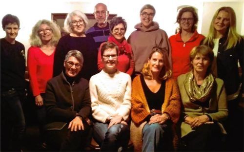 Der neue Vorstand des Joseph-Haas-Chors: (vorne von links) Nicole Bittner (Zweite Vorsitzende), Helene Sattler (Erste Dirigentin), Sylke Stenzel (Vorsitzende), Gabriele Rees (Schatzmeisterin), (hinten von links) Christine Fendt (Musikalienverwaltung, Homepage), Claudia Bugl (Musikalienverwaltung), die Beisitzer Anna Sachse, Hartl Wäber, Carmen Steinfink und Andrea Augustin, Martina Bürger (Zweite Dirigentin und Zweite Schriftführerin) und Sigrun Ohm (Chronistin, Schriftführerin, Öffentlichkeitsarbeit). Foto re
