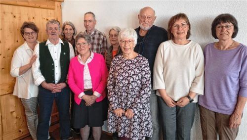 Der neue Vorstand: (vorne von links) Alice Schlarb (Zweite Vorsitzende), Kurt Möser (Vorsitzender), Theresa Weig (Kassiererin), Brigitte Woolridge (Kassenprüferin), Beate Stiff (Schriftführerin), Karin Schätz (Beisitzerin), (hinten von links) Karin Schumpp-Kappler (Beisitzerin), Berrick Menzel (Beisitzer), Waltraud Reischl (Beisitzerin) und Detlev Becker (Kassenprüfer). Foto re