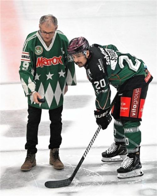 Der obligatorische Puckdrop: Der Rosenheimer Meisterspieler von 1985 Ernst Höfner, durfte die Scheibe vor dem Spiel einwerfen. Foto Franz Ruprecht