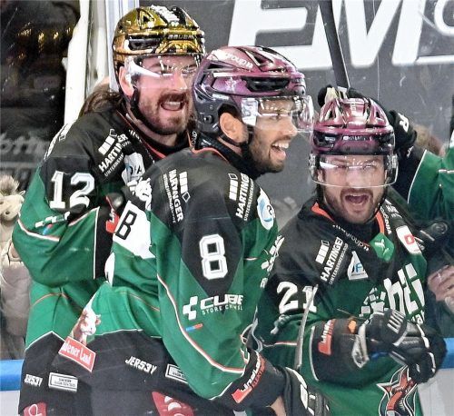 Der Paradesturm bleibt: Kapitän C.J. Stretch, Eigengewächs Lukas Laub und der Deutsch-Finne Ville Järveläinen (von links) spielen auch in der kommenden Saison für die Starbulls Rosenheim.Foto Hans-Jürgen Ziegler