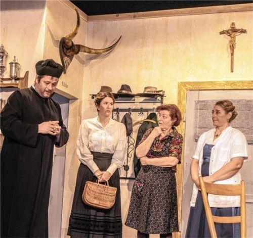 Der Pfarrer klärt die Wallfahrerinnen auf, dass er in diesem Jahr bei dem frommen Ausflug nicht mit dabei ist. Von links: Christian Sixt, Sandra Kögl, Marianne Eder und Nina Käsweber. Foto Stache