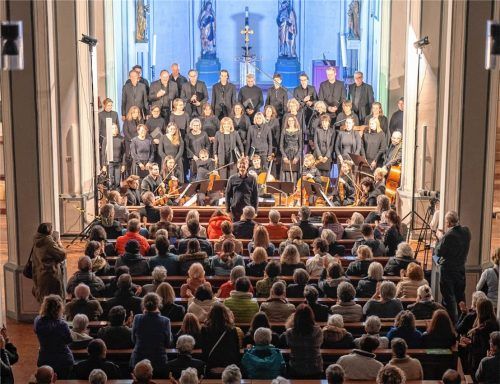 Der Projektchor und das Kammerorchester der Stadtsingschule Kolbermoor traten vor vollem Haus auf. Foto Obermeier