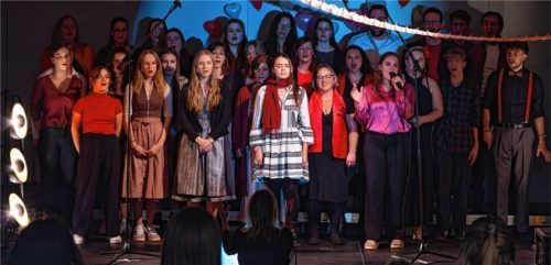 Der Schüler-Lehrer-Chor bereicherte den Abend mit den Liedern .Foto Leonhard Szkladányi-Pertisch