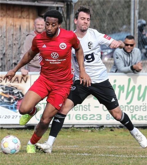 Der Sechziger-Torschütze Johann Ngounou Djayo wird von Hannes Langenecker bedrängt.Foto Gabi Zucker