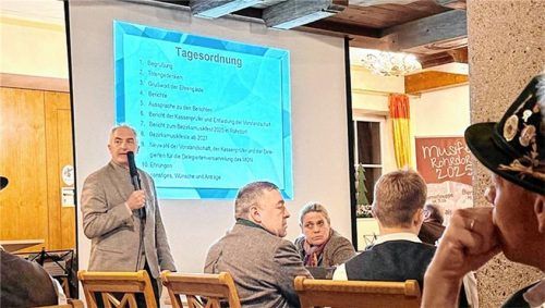 Der stellvertretende Landrat Josef Hofer versprach, sich für den Musikbund einzusetzen.

Foto Hötzelsperger