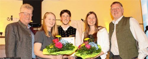 Der stellvertretende Obermeister der Kfz-Innung München-Oberbayern, Hans Maier (links), und der Vorsitzende des Kfz-Gesellenprüfungsausschusses Traunstein-Berchtesgadener, Land Christian Maier (rechts), freuten sich mit den drei prüfungsbesten Kfz-Mechatronikern über deren Erfolge: (von links) Nina Wimmer von der Kfz-Werkstatt „Werk 2 Automotive GmbH“ in Surberg (Notendurchschnitt 1,5, Sommerprüfung 2024), Fabian Rohleder vom Autohaus Oberauer in Grassau (1,8, Winterprüfung 2024/25) und Antonia Auer vom Autohaus Reuner in Palling (1,8, Winterprüfung 2024/25). Foto kleinert