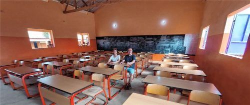 Der Thansauer Dietmar Gans und Partnerin Roswitha Tertinek nach dem Wiederaufbau der Schule in Benin. Foto fritz