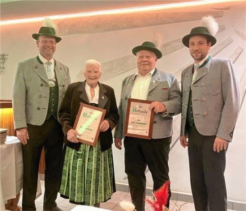 Der Trachtensache treu: Kassier Sebastian Seehuber-Liegl (links) und Zweiter Vorsitzender Anton Grießer (rechts) ehrten Frieda Schmidmayer und Alfred Staudenhöchtel für 50 Jahre MitgliedschaftFoto re