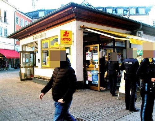 Der unbekannte Täter hatte am Mittwochnachmittag auch den Zeitungsladen am Salinplatz überfallen – musste jedoch ohne Bargeld flüchten. Foto Reisner