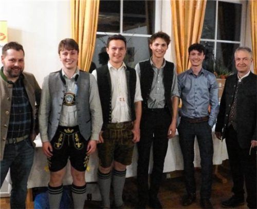 Der Vorsitzende des Prüfungsausschusses der Elektroinnung, Andreas Hagemeister, mit Sebastian Altenburger (Note 1,8), Thomas Linhart (Note 1,7), Luca Huber (Innungssieger Note 1,7), Filip Mandic (Note 1,8) und Innungsobermeister Lorenz Zunhammer (von links).Foto deindl