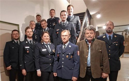 Der Vorstand sowie geehrte Mitglieder der Feuerwehr Pittenhart.Foto  emk