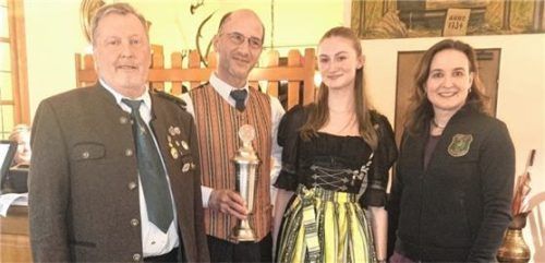 Der Willy-Hallmann-Gedächtnispokal ging an Anna Hallmann (Zweite von rechts), hier mit (von links) Josef Adlmaier, Robert Schweinsteiger und Sandra Schurzmann. Foto  Daurer