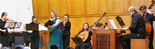 Die „Accademia di Monaco“ unter der Leitung von Joachim Tschiedel an der Orgel mit der Sängerin Réka Kristóf spielte Werke etwa aus der Zeit von Ignaz Günther.Foto janka