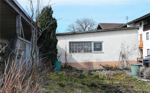 Die alte Garage soll abgerissen werden, um Platz für das geplante Austragshaus zu machen. Foto Merk