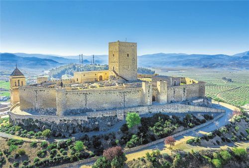 Die am besten restaurierte Festung Spaniens: Alcaudete mit seiner mächtigen Burg. Links: Olivenernte.