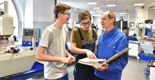 Die Ausbildungsbereitschaft bei den Betrieben in der Region ist weiter hoch, bestätigt Experte Andreas Bensegger. Ein erster Kontakt zu potenziellen Azubis kann auf einer Ausbildungsmesse zustande kommen. Foto adobestock/ industrieblick