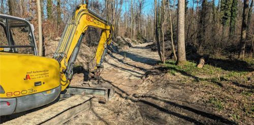 Die Baustelle im Auwald bei Oberwöhr sorgt für Verwunderung und Sorgen, obwohl sie Teil des Hochwasserschutzes entlang der Mangfall ist. Fotos Privat