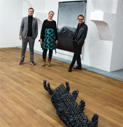 Die beiden Ausstellenden Christof Rehm (rechts) und Mark Kilian mit Kunsthistorikerin Anna Baumgartner. Foto Friedrich