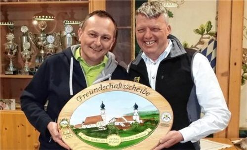 Die beiden Schützenmeister Hubert Blank (links) und Christian Edenhofer freuen sich über das gelungene Freundschaftsschießen. Foto Gmeiner