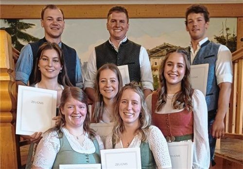 Die besten Absolventen der Staatlichen Landwirtschaftsschule in Hauswirtschaft und Landwirtschaft, (hinten, von links) Martin Bettstetter aus Aschau, Florian Grafetstetter aus Trostberg und Andreas Heitauer aus Grabenstätt sowie (vorne, von links) Lena Blüml aus Tittmoning, Isabella Mayer aus Tacherting, Alexandra Ober aus Engelsberg, Theresa Emmerer aus Pittenhart und Maria Hartl aus Palling. Foto Giesen