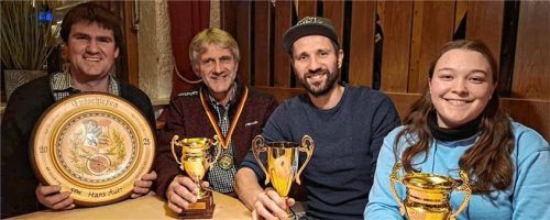 Die besten Schützen von Almenrausch Roßholzen: (von links) Hans Auer, Klaus Wörndl, Sebastian Wörndl und Isabell Huber.Foto Deindl