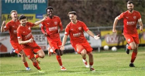 Die Buchbacher Tobias Sztaf (von links), Sammy Ammari, Daniel Muteba, Samed Bahar und Philipp Walter wollen nach drei Punkteteilungen wieder mal einen Sieg feiern. Foto Michael Buchholz