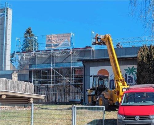 Die Dachsanierung im Freizeitbad Innsola ist bereits am Laufen.