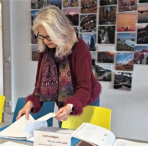 Die Ehrenamtliche Hildegund Weiß bereitet in den Räumen der Caritas-Ehrenamtskoordination ihren Alphabetisierungs-Unterricht vor. Foto Caritas