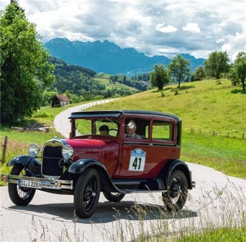 Die Einteilung der Fahrzeuge in verschiedene Epochen sorgt auch bei der 5. ADAC Maxlrain Classic wieder für Chancenvielfalt. Foto ADAC Südbayern/Andreas Schwarz