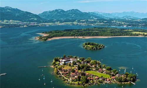 Die Facebook-Seite „Chiemgau“ teilt schöne Bilder aus der Region und Veranstaltungen im Chiemgau. Doch zwischendurch sorgen teils extreme politische Inhalte für Verwunderung. Wer hinter der Seite steckt, ist unklar. Foto Berger