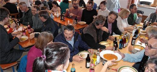 Die Fastensuppen fanden in Lampferding wieder reißenden Absatz. Foto  Stelzer