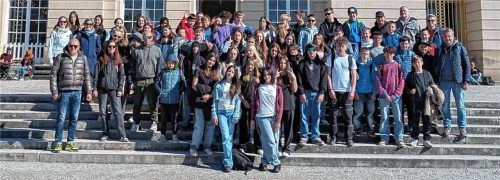 Die Feldkirchen-Westerhamer und Jenesier Schülerinnen und Schüler mit den südtiroler Lehrkräften, der Initiatorin Ramona Held (ganz links), Lehrer Dusty Pearce (letzte Reihe, Zweiter von rechts) und dem stellvertretenden Schulleiter Ralf Kassirra (ganz rechts) vor dem Schloss Herrenchiemsee. Foto re