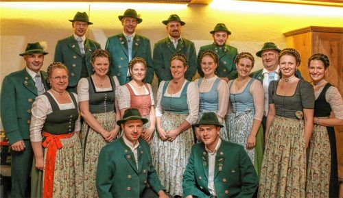 Die frisch gewählte Vorstandschaft: (hinten, von links) Erwin Freese junior (Zweiter Vorsitzender), Martin Mayer (Schriftführer), Christian Schauer (Fähnrich) und Sebastian Stephan (Zweiter Vorplattler) sowie (mittlere Reihe, von links) Wast Möderl (Jugendleiter), Lisbeth Feichtner (Trachtenwartin), die drei Röckefrauenvertreterinnen Johanna Fürst, Susi Mayer und Erika Zangl, Johanna Zangl (Dirndlvertreterin), Magdalena Zangl (Zweite Jugendleiterin), Sepp Dickl (Vorsitzender), Christine Möderl (Kassierin) und Monika Loferer (Zweite Schriftführerin) sowie (vorne, von links: Paulinus Roßmy (Vorplattler) und Hansi Sax (Zweiter Fähnrich). Foto linner