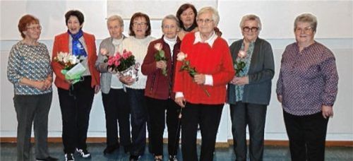 Die für langjährige Mitgliedschaft im Katholischen Frauenbund Bruckmühl Geehrten mit der Vorsitzenden des Vereins, Anni Niedermair (rechts) und ihrer Stellvertreterin Christa Höppler (links). Nicht anwesend waren Elisabeth Fischhaber, Anna-Maria Huber und Gertraud Santl. Foto Kissel