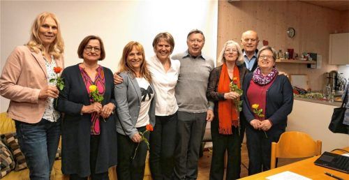 Die Gesichter der Nachbarschaftshilfe Feldkirchen-Westerham: (von links) Ulrike Schulz, Heike Gant, Angelika Beck, Ingrid Hauffen, Wilfried Hauffen, Monika Kreich, Anton Kammerloher und Monika Langer. Foto merk