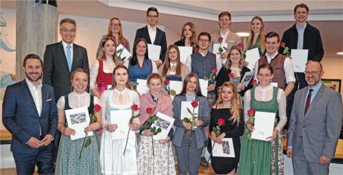 Die glücklichen Staatspreisträger und ihre Gratulanten: (vorne, von links) Daniel Artmann (Zweiter Bürgermeister der Stadt Rosenheim), Anna-Lena Moser, Sabrina Kuncar, Franziska Griebl, Lucia Ahmadi, Jessica Heiß, Maria Forstmair, Christian Melchner (stellvertretender Schulleiter) sowie (Mitte, von links) Landrat Otto Lederer, Stephanie Sattler, Laura Mertinko, Alina Lider, Lucas Bucher, Anna Oeckl, Matthias Mangels und (hinten, von links) Linda von Rochow, Franz-Xaver Wels, Natalia Weisser, Jonah Stabe, Lena Schliersmayer und Niklas Simon.Foto re
