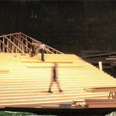 Treppe und Berg im Widerstreit