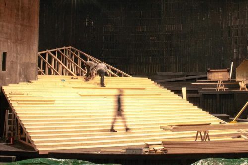 Die große weiße Treppe wird eingebaut und wird die ganze Architektur verändern.Foto O&K Kommunikation