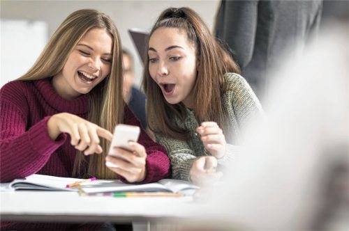 Die Handy-Nutzung in der Schule kann ablenkend sein. Foto Westend61/imago